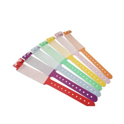 Logo personalizzato Braccialetti in PVC morbido La fascia personalizzata preferita dal bambino Articoli colorati