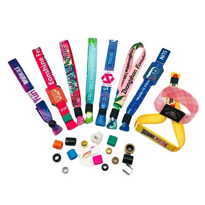 Braccialetti per eventi personalizzati in tessuto satinato viola con disegno impermeabile
