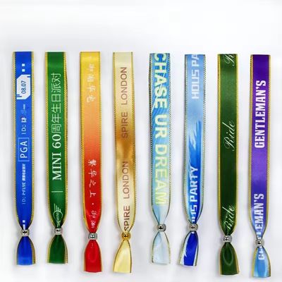 Braccialetti per eventi personalizzati in tessuto satinato viola con disegno impermeabile