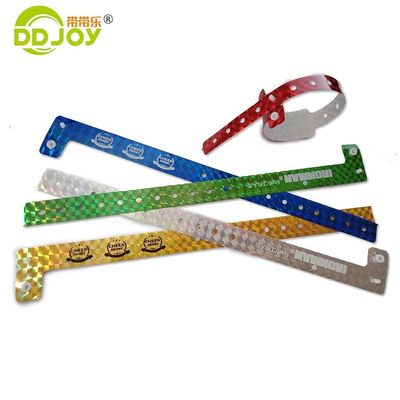 Braccialetto olografico personalizzato antiallergica Plastica rossa a forma di L Glitter Braccialetto per eventi