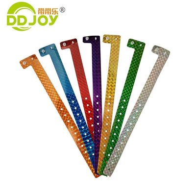 Braccialetto olografico personalizzato antiallergica Plastica rossa a forma di L Glitter Braccialetto per eventi
