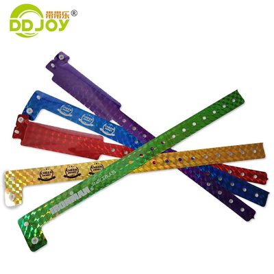 Braccialetto olografico personalizzato antiallergica Plastica rossa a forma di L Glitter Braccialetto per eventi