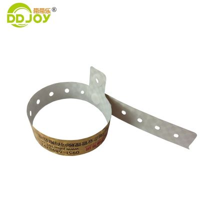 Braccialetto olografico personalizzato antiallergica Plastica rossa a forma di L Glitter Braccialetto per eventi