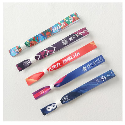Braccialetti personalizzati per eventi con chip RFID, tessuto satinato e stampa del logo dei marchi