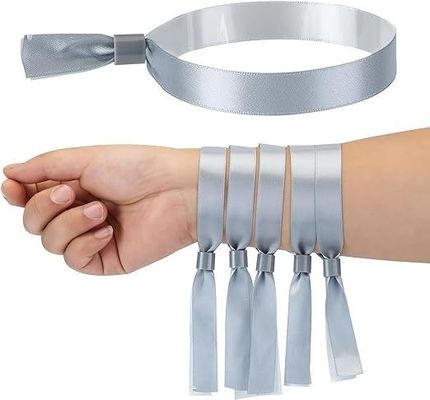 Braccialetti personalizzati per eventi con chip RFID, tessuto satinato e stampa del logo dei marchi