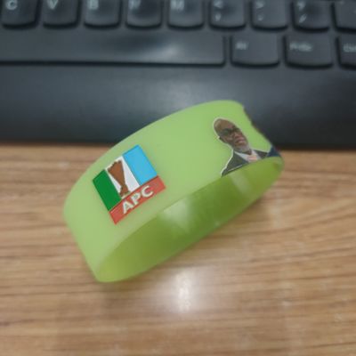 Eventi sportivi Braccialetti in gomma GlOW personalizzati per festival