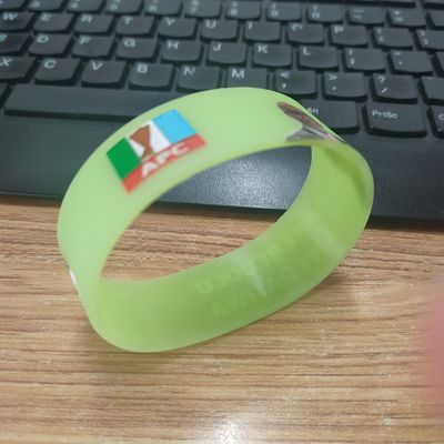 Eventi sportivi Braccialetti in gomma GlOW personalizzati per festival