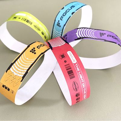 Logo personalizzato Braccialetto stampato Carta impermeabile Tyvek Braccialetti Chiusura adesiva resistente