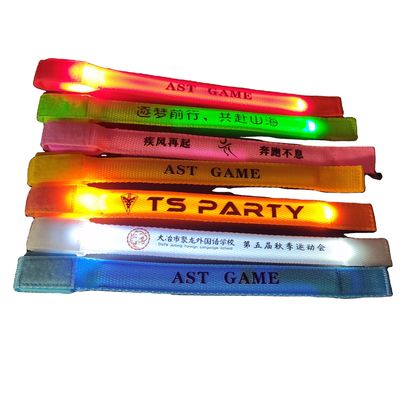 Stampa Offset a schermo di seta personalizzata Braccialetto a LED in nylon per la corsa notturna Glow in Dark Armband