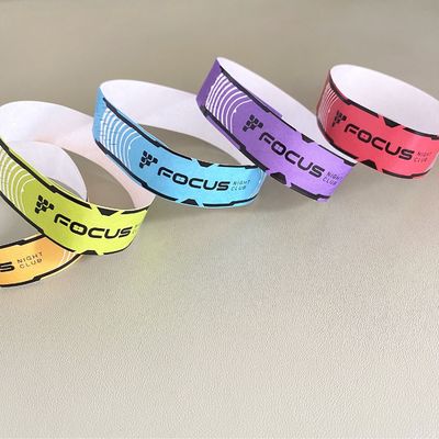 Logo personalizzato Braccialetto stampato Carta impermeabile Tyvek Braccialetti Chiusura adesiva resistente
