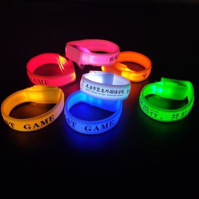 Stampa Offset a schermo di seta personalizzata Braccialetto a LED in nylon per la corsa notturna Glow in Dark Armband