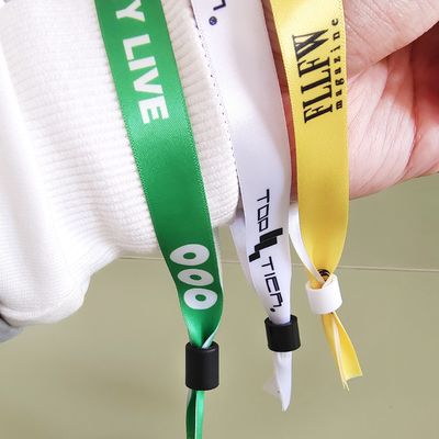 Supporto Cartolina di colore Pantone Logo tessuto Braccialetto poliestere per regali promozionali