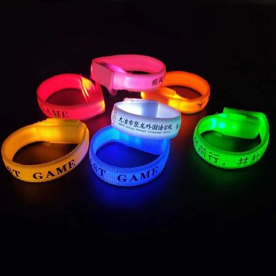 Colore personalizzato Multi Colore Illuminato Led Bracelet Flash Regali con grafica personalizzata