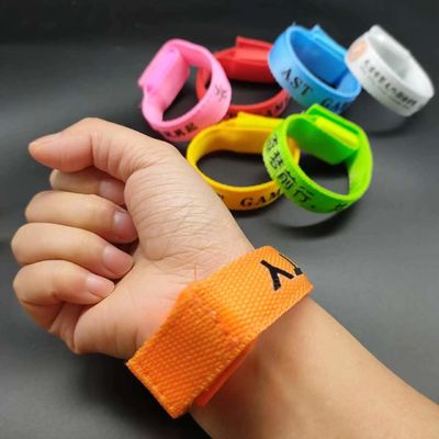 Colore personalizzato Multi Colore Illuminato Led Bracelet Flash Regali con grafica personalizzata