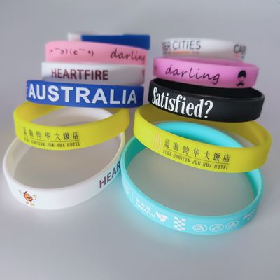 Braccialetto in silicone Acque resistenti Arancio brillante in nero Braccialetto personalizzato Regalo
