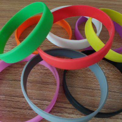 Tecnica in rilievo Braccialetti in gomma di polso in silicone multicolore per lo stile nautico