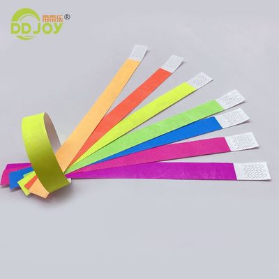 Braccialetto Tyvek stampato su misura per eventi e festival in colori neon vivaci