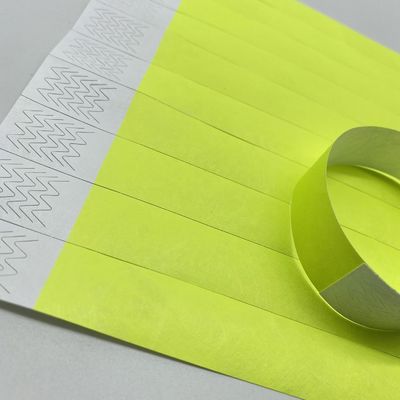 Braccialetto Tyvek a chiusura adesiva in colore neon per l'identificazione impermeabile