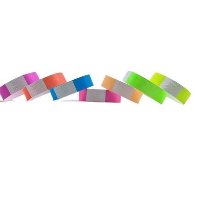Fai una dichiarazione ai festival con il nostro polsino Tyvek in carta al neon in vari colori