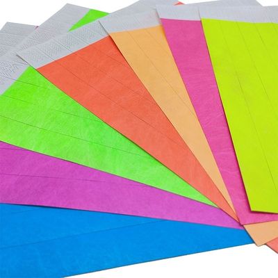 Fai una dichiarazione ai festival con il nostro polsino Tyvek in carta al neon in vari colori