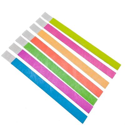 Fai una dichiarazione ai festival con il nostro polsino Tyvek in carta al neon in vari colori