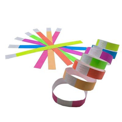 Fai una dichiarazione ai festival con il nostro polsino Tyvek in carta al neon in vari colori