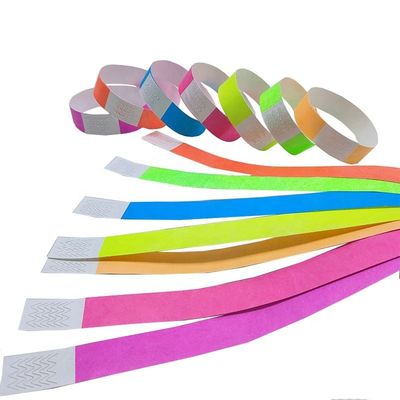 Fai una dichiarazione ai festival con il nostro polsino Tyvek in carta al neon in vari colori