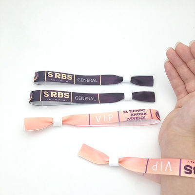 Organizzazione di eventi personalizzati Festa Festa RFID Chip Satin tessuto braccialetti con stampa del logo