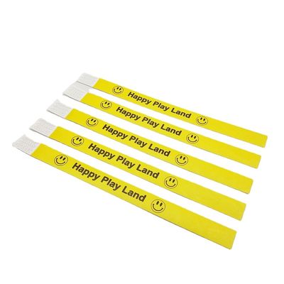 Braccialetti di carta protetti e impermeabili per gli ospiti