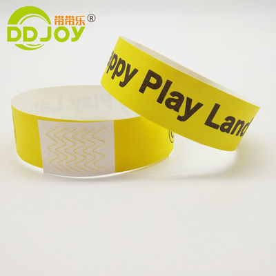 Braccialetti di carta protetti e impermeabili per gli ospiti