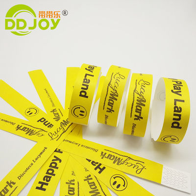 Braccialetti di carta protetti e impermeabili per gli ospiti