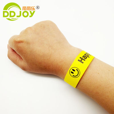 Braccialetti di carta protetti e impermeabili per gli ospiti