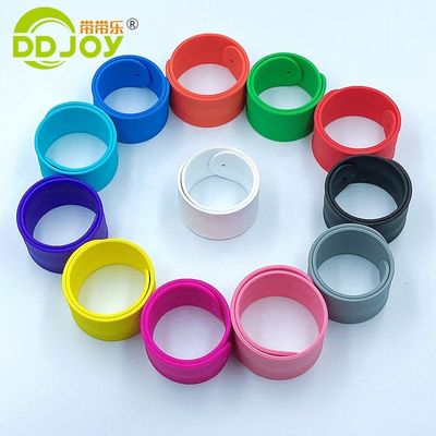 Placcaggio colore personalizzato stoccaggio braccialetto personalizzato ingrosso personalizzato braccialetto di silicone snap slap