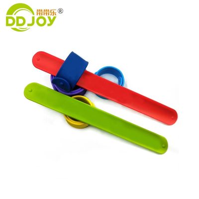 Placcaggio colore personalizzato stoccaggio braccialetto personalizzato ingrosso personalizzato braccialetto di silicone snap slap