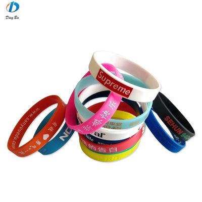 Gioielli di plastica Materiale principale Logo personalizzato Braccialetto di gomma per il tuo business