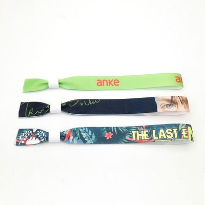 Braccialetti in tessuto satinato a chip RFID personalizzati per commemorazioni di eventi festival