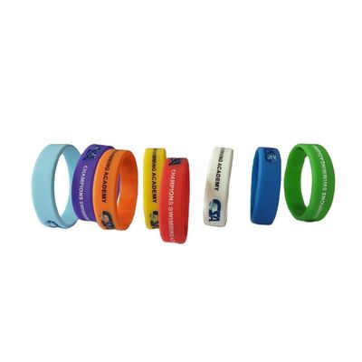 Materiale di silicio Logo personalizzato Braccialetto di plastica per organizzazioni no profit