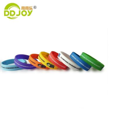 Materiale di silicio Logo personalizzato Braccialetto di plastica per organizzazioni no profit
