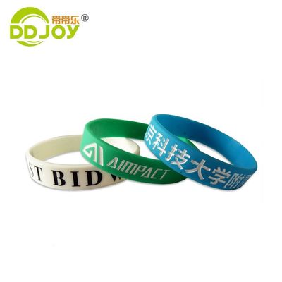 Materiale di silicio Logo personalizzato Braccialetto di plastica per organizzazioni no profit