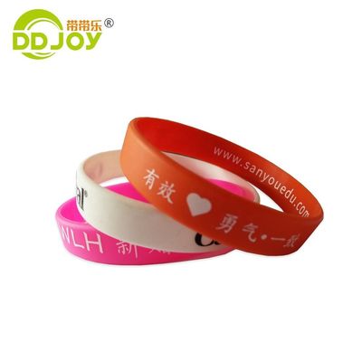 Materiale di silicio Logo personalizzato Braccialetto di plastica per organizzazioni no profit