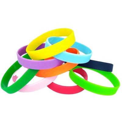 Braccialetto in silicone personalizzato in forma di cartone animato Perfetto per un look casual e sportivo