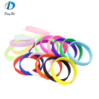 Braccialetto in silicone personalizzato in forma di cartone animato Perfetto per un look casual e sportivo