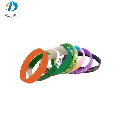 Braccialetto in silicone personalizzato in forma di cartone animato Perfetto per un look casual e sportivo
