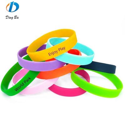 Braccialetto in silicone personalizzato in forma di cartone animato Perfetto per un look casual e sportivo