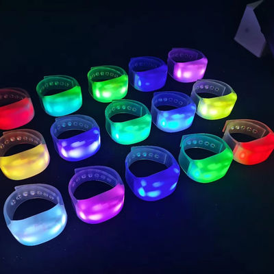 Braccialetti di plastica illuminanti per tutti i vostri bisogni di festa