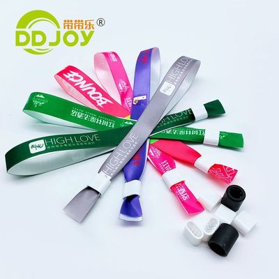 Genere Braccialetti di tessuto di nastro tessuto femminile in rosso con serratura di plastica personalizzata
