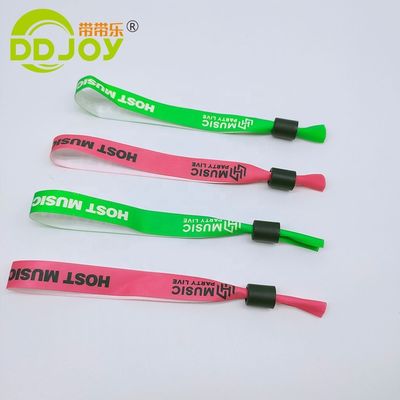 Genere Braccialetti di tessuto di nastro tessuto femminile in rosso con serratura di plastica personalizzata