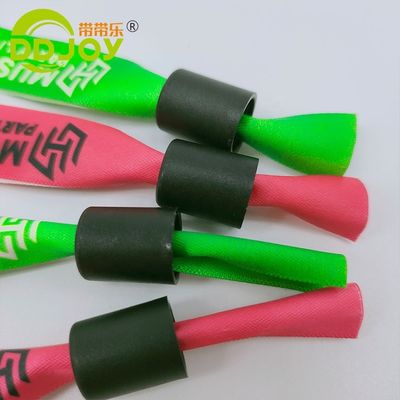 Genere Braccialetti di tessuto di nastro tessuto femminile in rosso con serratura di plastica personalizzata