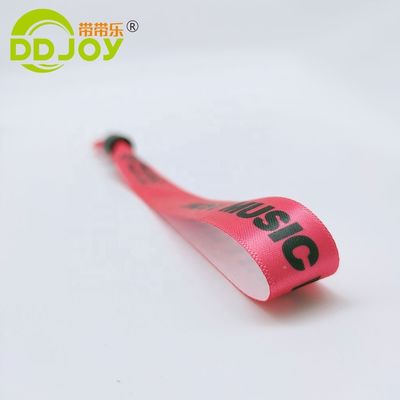 Genere Braccialetti di tessuto di nastro tessuto femminile in rosso con serratura di plastica personalizzata