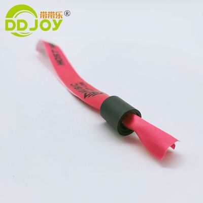 Genere Braccialetti di tessuto di nastro tessuto femminile in rosso con serratura di plastica personalizzata